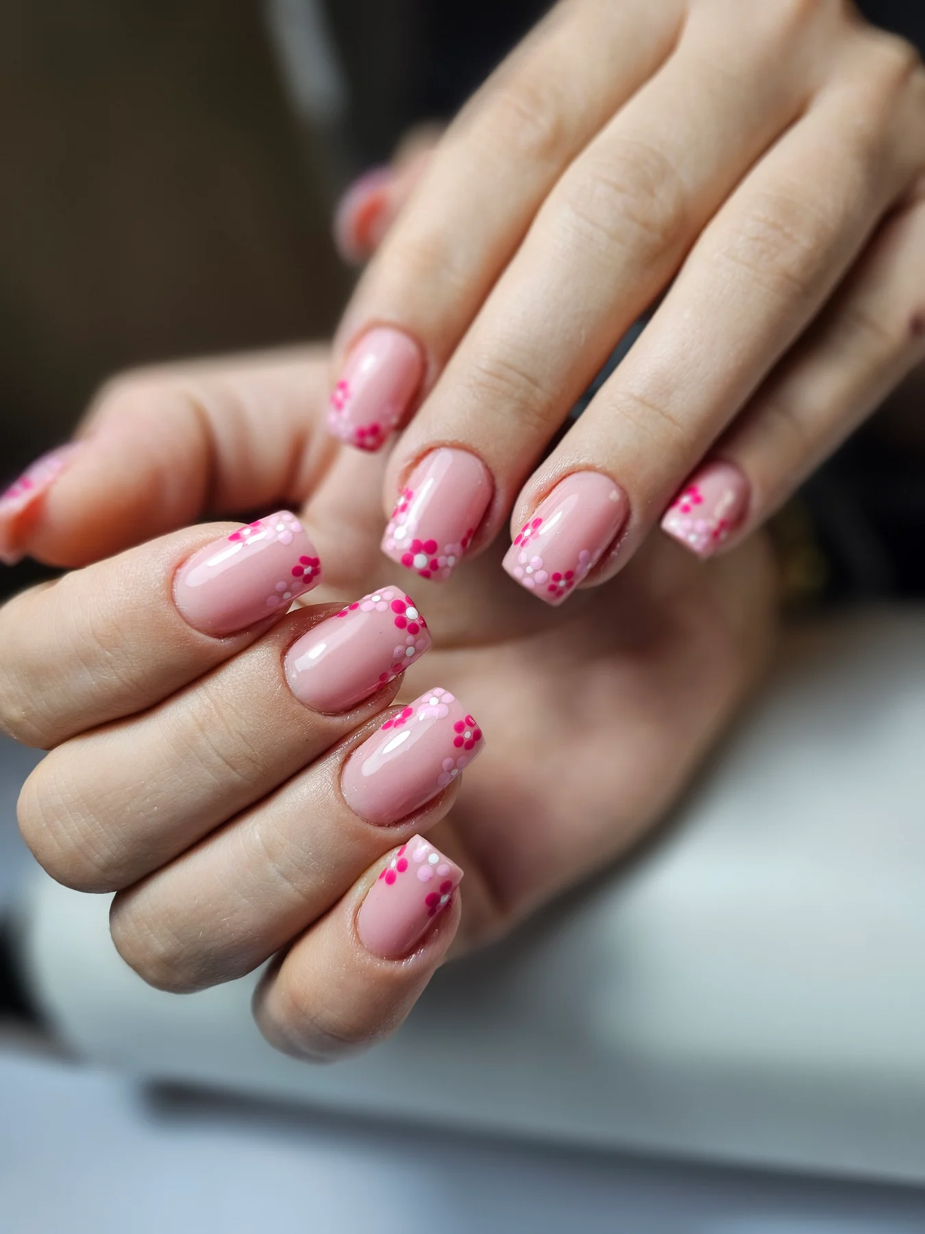 Manicure kwadraty z przedłużaniem różowe w kwiatki